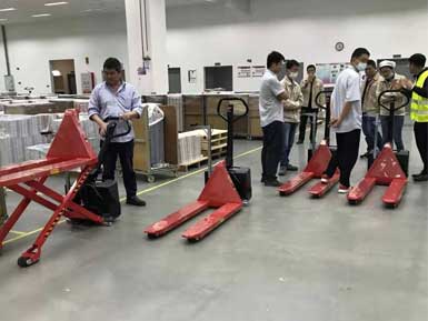 電動高升程搬運(yùn)車交付使用，感謝廠家羅總親自跟客戶講解操作方法！